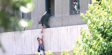 אנשים נמלטים מההתקפה בפרלמנט האיראני / צילום: רויטרס