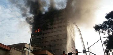 מגדל נשרף ומתמוטט באיראן/ צילום: מהוידאו