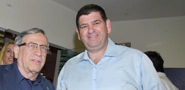 ראשי עיריות ר"ג וגבעת שמואל, ישראל זינגר (משמאל) ויוסי ברודני / צילום: תמר מצפי