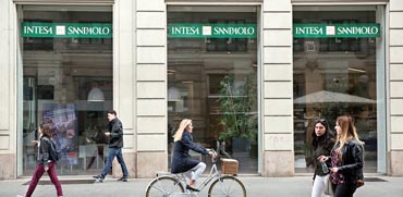 סניף של בנק אינטסה סאן פאולו במילאנו / צילום: בלומברג