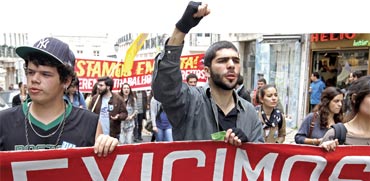 מפגינים צעירים בפורטוגל עם השלט "אנחנו תובעים". "הדור המיואש", קוראים להם שם / צילום: רויטרס