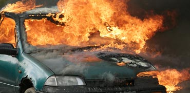  רכב עולה באש / צילום:Shutterstock/ א.ס.א.פ קרייטיב