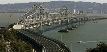 גשר המפרץ בין סן פרנסיסקו לאוקלנד. פרויקט השיפוץ התארך ועלותו התנפחה מאוד / צילום: רויטרס