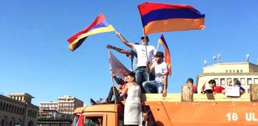 מפגינים בכיכר הרפובליקה בבירת ארמניה ירוואן, החודש / צילום: רון שוורץ