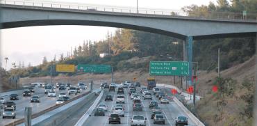 כלי רכב על כביש מהיר בלוס אנג’לס. /  צילום: רויטרס, JASON REDMOND