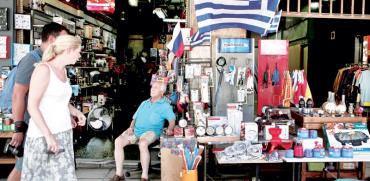 חנות מזכרות באתונה. עסקים קטנים מספקים את רוב התעסוקה במדינה / צילום: רויטרס, Alkis Konstantinidis
