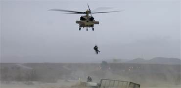 מסוק צבאי מחלץ אנשים בשיטפון / צילום: רויטרס
