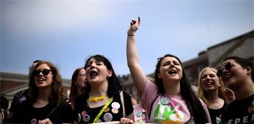 חגיגות הניצחון של התומכים בהפלות באירלנד אתמול / צילום: רויטרס