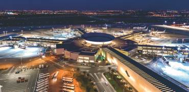 נמל התעופה בן-גוריון. האם צרכנים גדולים נוספים ילכו בעקבותיו צילום: מוני שפיר