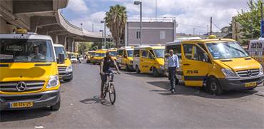 מוניות שירות בתחנה המרכזית בתל-אביב / צילום: Salvador Aznar, שאטרסטוק