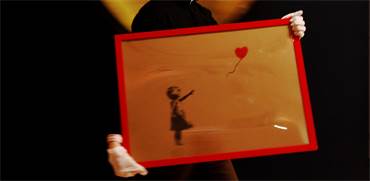 ציורו של בנקסי "ילדה עם בלון אדום" / רויטרס