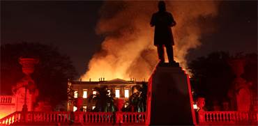 המוזיאון הלאומי של ברזיל עולה באש \ צילום: רויטרס