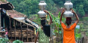 נשים עם כדי מים בהודו / צילום: שאטרסטוק
