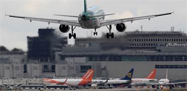 מטוס ממריא משדה התעופה גאטוויק בלונדון / צילום: Reuters, Toby Melville