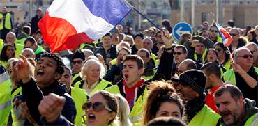 מחאות האפודים הזוהרים בצרפת / קרדיט צילום:  רויטרס Jean-Paul Pelissier