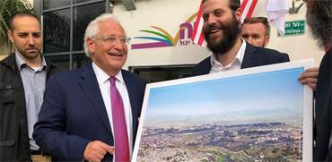 השגריר דיוויד פרידמן עם התמונה / צילום: ישראל כהן, כיכר השבת