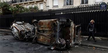 מכוניות שרופות בהפגנות בפריז / צילום: Benoit Tessier, רויטרס