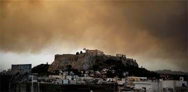 עשן השריפה אופף את הפרתנון באתונה / צילום: REUTERS, Alkis Konstantinidis