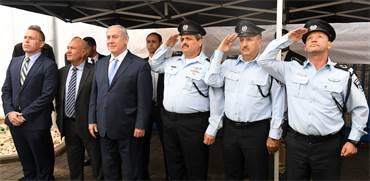 למה הממשלה מחלקת מתנות חינם לשוטרים?