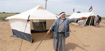 Ibraheem Abu Mustafa אוהלים שפלסטינים מהרצועה הקימו אתמול בסמוך לגבול עם ישראל. החמאס תפס טרמפ/צילום