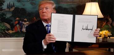 טראמפ מציג את חתימתו על הצו הנשיאותי לביטול הסכם הגרעין / צילום: ג'ונטן ארנסט, רויטרס