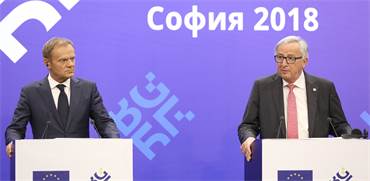 נשיא הנציבות האירופית ז'אן קלוד יונקר ונשיא האיחוד דונלד טוסק בסופיה היום / צילום: רויטרס
