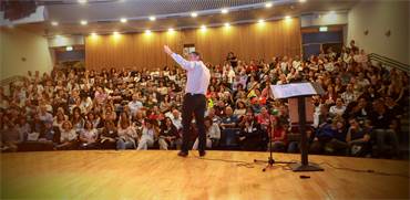 יואב פרידן נואם בכנס השקת ארגון המנהלים / צילום: שלומי יוסף