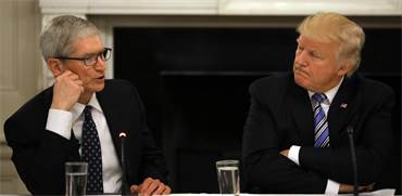 דונלד טראמפ וטים קוק בוועידה בבית הלבן בינואר האחרון / צילום: רויטרס