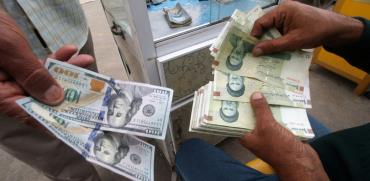 חלפן בטהראן מחליף דולרים / צילום: רויטרס, Essam Al Sudani