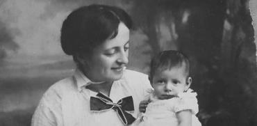סבתא אירית על ברכיה של סבתא רבתא אלזה לוינשטיין