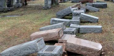 מצבות שנהרסו בהתקפה אנטישמית בבית קברות יהודי במיזורי ארה"ב / צילום: רויטרס Tom Gannam