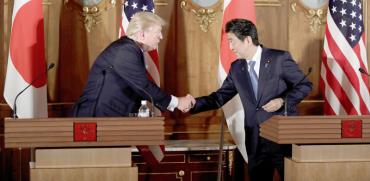 הנשיא טראמפ וראש ממשלת יפן אבה / צילום: רויטרס