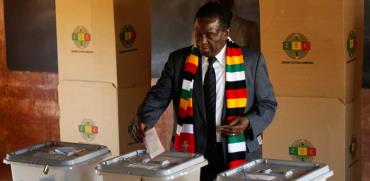 נשיא זימבבואה, אמרסון מנאנגאגווה, מצביע בבחירות  / צילום: רויטרס, Philimon Bulawayo