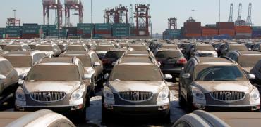 רכבי ביואיק של ג‘נרל מוטורס ממתינים להפצה בנמל בסין. / צילום: David Gray 