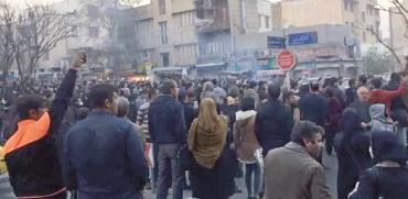 מפגינים בטהרן / צילום: רויטרס