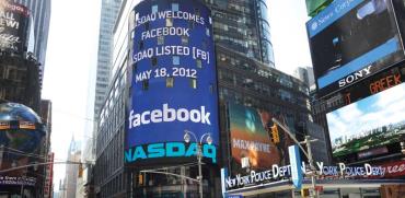 שלט של בורסת נאסד“ק המבשר על הנפקת פייסבוק במאי 2012 /