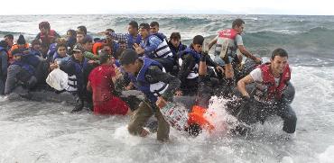 סירת פליטים בחוף לסבוס ביוון / צילום: רויטרס, Dimitris Michalakis