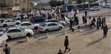  עובדי מלט הר טוב חוסמים את הכניסה לירושלים במחאה על מחירי ההיצף /עובדי מלט הר טוב 