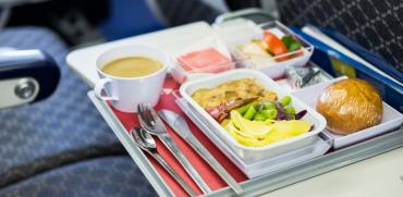 ארוחה במטוס / צילום: א.ס.א.פ קרייטיב  Shutterstock