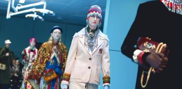 דוגמנים בתצוגת האופנה של גוצ'י השבוע במילאנו / צילום: רויטרס, Tony Gentile