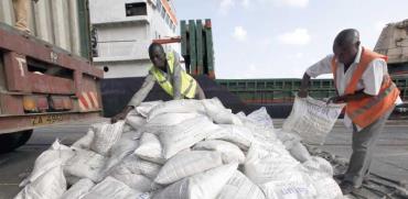 עובדים בנמל מומבסה קניה/ צילום: רויטרס / Joseph Okanga :