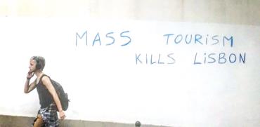 כתובת גרפיטי נגד תיירים בליסבון, פורטוגל/ ילום מתוך האינסטגרם: לי־אור אברבך 