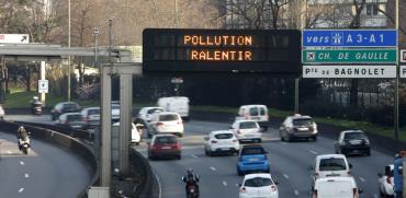 שלט זיהום אויר בפריז / צילום: רויטר