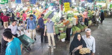 קונים בשוק בטהרן / צילום: רויטרס