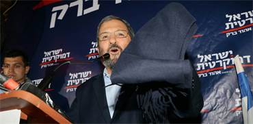 אהוד ברק מציג את הצעיף שכיסה את פניו כשיצא מדירת אפשטיין / צילום: אמיר מאירי