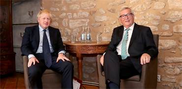 ראש הנציבות האירופית ז'אן-קלוד וראש ממשלת בריטניה בוריס ג'ונסון / צילום: Yves Herman, רויטרס