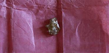 יהלום בצורתו הגולמית מוצג למכירה במרכז אפריקה / צילום: Emmanuel Braun, רויטרס