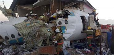 כוחות ההצלה הקזחיים מפנים את הריסות המטוס / צילום: ועדת החירום של משרד הפנים בקזחסטן