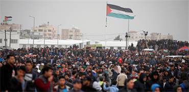 מפגינים פלסטיניים על גדר הרצועה / צילום: REUTERS/Mohammed Salem