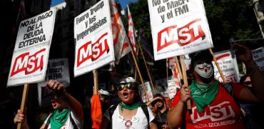 מפגינים בבואנוס איירס נושאים שלטים נגד הנשיא מקרי וקרן המטבע / צילום: רויטרס CARLOS GARCIA RAWLINS